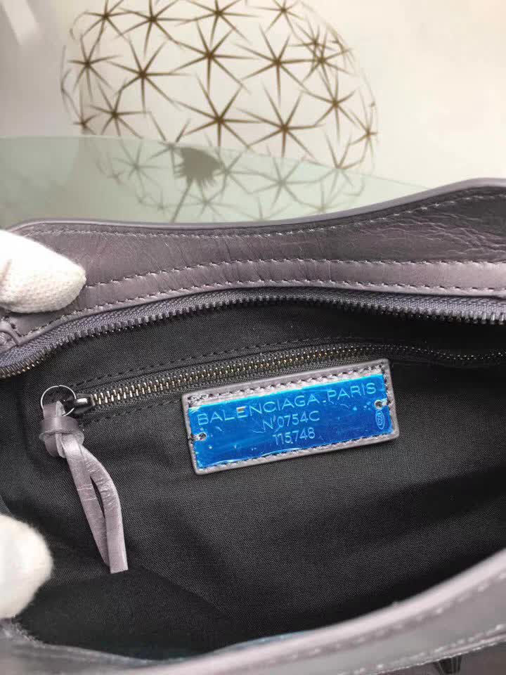 BALENCIAG巴黎世家 經典款 義大利進口原版油蠟頭層牛皮 古銅釘黑色 時尚百搭 手提肩背斜挎包  BL1306